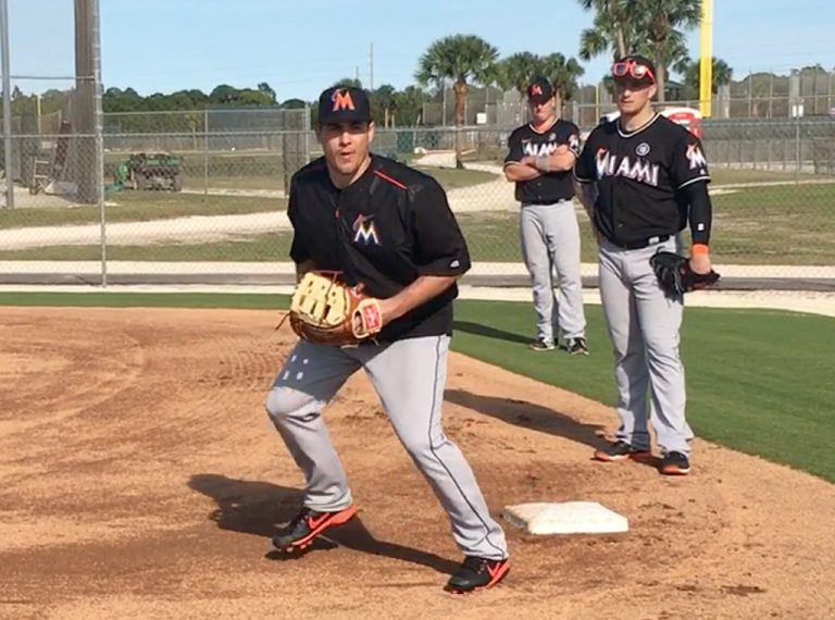 1B Hold Runner Left Hand First Baseman Positioning Gold Glove Defense
